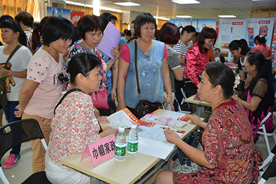 深圳人社局?jǐn)y14家企業(yè)來茂名舉行家庭服務(wù)業(yè)勞務(wù)合作專場招聘會